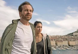 Familienvater Bruno Bassmann (Fabian Busch) sucht mit Hilfe von Taxifahrerin Aliya (Sabrina Amali) nach seiner Frau.