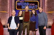 Moderator Kai Pflaume (M.) und seine Rateteam-Kapit&auml;ne Bernhard Ho&euml;cker (l.) und Wotan Wilke M&ouml;hring (r.) begr&uuml;&szlig;en in dieser Sendung die Schauspielerin Sonja Gerhardt (2.v.l.) und die Schauspielerin Maria Ehrich (2.v.r.).