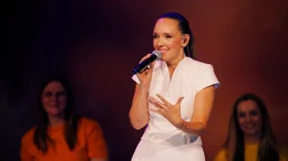 Halleluja! Carolin Kebekus sorgt mit ihrem himmlischen Comedyprogramm &bdquo;SHESUS&ldquo;, mit dem sie Arenen in Deutschland, &Ouml;sterreich und der Schweiz f&uuml;llte, f&uuml;r Frohlocken unter Comedyfans. Als Hohepriesterin des Humors liefert sie zahllose Pointen und feiert eine nicht enden wollende Zeremonie hemmungsloser Heiterkeit.