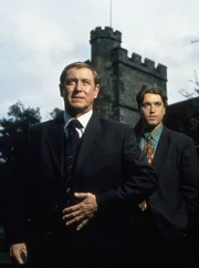 Inspector Tom Barnaby (John Nettles, l.) und sein treuer Assistent Sergeant Troy (Daniel Casey, r.) ermitteln in der Grafschaft Midsomer.