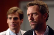 Jeden Tag m&uuml;ssen sich Dr. James Wilson (Robert Sean Leonard, l.) und Dr. House (Hugh Laurie, r.) mit neuen Problemen auseinandersetzen.