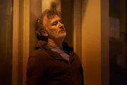 Der alleinlebende Vater Dennis (Tommy Tiernan) ist am Ende. Verwahrlost streift er durch die Stadt auf der Suche nach dem n&auml;chsten Drink, bis ihm eine peinliche Begegnung die Augen &ouml;ffnet.