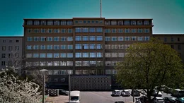 Der Mauerbau &ndash; ein Gl&uuml;cksfall f&uuml;r Erich Mielke und seinen DDR-Staatssicherheitsdienst. Schlie&szlig;lich war die Mauer Garant f&uuml;r seine Macht und zugleich sein Lebenselixier. Zehntausende von Stasi-Mitarbeitern hatten vom 13. August 1961 bis zum 9. November 1989 einen entscheidenden Auftrag: Die Mauer f&uuml;r die eigene Bev&ouml;lkerung unantastbar, un&uuml;berwindbar und unangreifbar zu machen. - Erich Mielkes Hauptquartier in Ost-Berlin, das Zentrum der Staatssicherheit.