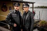 Kris (Marc Barthel) und Pinar (Aybi Era) sind auf dem Weg zu Petra Steinert, auf deren Theaterschiff der Auftritt von Daniel Lohse stattfinden sollte.