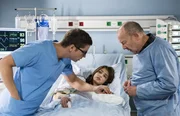 Coras (Lisa-Marie Koroll, M.) Hand ist nicht richtig durchblutet. Elias (Stefan Ruppe, l.) reagiert sofort. Coras Opa Wilhelm Gottschalk (Hans Klima, r.) macht sich gro&szlig;e Vorw&uuml;rfe, dass seine Enkelin sich in seiner Werkstatt so schwer verletzt hat.