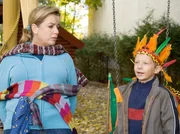 Doch Sarah (Alexa Maria Surholt) sieht schnell ein, dass der Kinderladen ihres Sohnes Bastian (Franz Eichfeld) nicht der richtige Ort f&uuml;r sie ist.