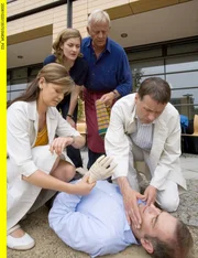 Fritz Bertram (Heinrich Schafmeister) hat einen Zusammenbruch. Dr. Roland Heilmann (Thomas R&uuml;hmann), Schwester Yvonne (Maren Gilzer) und Otto (Rolf Becker) k&uuml;mmern sich um ihn.