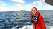 Bei einer Bootstour vor der K&uuml;ste der Insel &bdquo;Lewis and Harris&ldquo; auf den &Auml;u&szlig;eren Hebriden&ldquo; erlebt Tamina Kallert das typische Schottland-Wetter:  Auf einen kr&auml;ftigen Regenschauer folgt Sonnenschein.