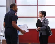 Dr. Ben Warren (Jason George, l.); Tabitha Salzman (Nitya Vidyasagar, r.)