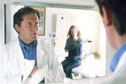 Dr. Stefan Frank (Sigmar Solbach) hat seine hochschwangere Patientin Patricia Gattinger (Nicole Spieckermann) untersucht. Sie und ihr Mann Bernd freuen sich riesig auf das Baby.