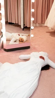 Dalida kann nichts machen: (O.S: vorne werden Layla und Mehdi erschossen.) Und entdeckt das Opfer-Fiasko. - Layla (Aleyna Cara), Dalida kann nichts machen: (O.S: vorne werden Layla und Mehdi erschossen.) Und entdeckt das Opfer-Fiasko. - Layla (Aleyna Cara),