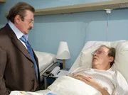 MDR Fernsehen IN ALLER FREUNDSCHAFT FOLGE 335, "Geplatzte Tr&auml;ume", am Dienstag (02.07.13) um 11:45 Uhr. Als Holger Schieber (Wolfgang Winkler, li.) entlassen wird, bemerkt er, dass sein Freund Franz (Jaecki Schwarz, re.) v&ouml;llig niedergeschlagen ist. Als Franz ihm erz&auml;hlt, dass er Magenkrebs hat, versucht Holger seinen Freund aufzurichten, doch das f&uuml;hrt zu einem Streit.