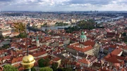 Das Prager Stadtzentrum mit Moldau und Karlsbr&uuml;cke. Blick von der Spitze des Veits-Doms.