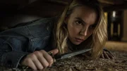 Villanelle (Jodie Comer) konnte sich unbemerkt in das Schlafzimmer ihres Opfers schleichen. Nun wartet die Profi-Killerin geduldig auf ihre Chance.