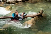 Mit letzter Kraft versucht Felix (Ludwig Senger) sich und die bewusstlose Lina (Tabea Willemsen) über Wasser zu halten. Werden sie noch rechtzeitig entdeckt? Mit letzter Kraft versucht Felix (Ludwig Senger) sich und die bewusstlose Lina (Tabea Willemsen) über Wasser zu halten. Werden sie noch rechtzeitig entdeckt?