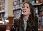 Kunsthistorikerin Katy Hessel in der Royal Library in London.