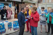 Widerwillig unterst&uuml;tzt Kevin (Fabian Busch, 3.v.l.) Bente (Katja Studt, 3.v.r.) bei einer Demo gegen Immobilienspekulanten in der Fu&szlig;g&auml;ngerzone. Jens (Robert Schupp, l.), Stine (Katrin Wichmann, 2.v.l.), Eddi (Martin Brambach, M.), Peer (Linus D&uuml;wer, 2.v.r.) und Lilly (Paula Hartmann, r.) stehen um die beiden herum.
