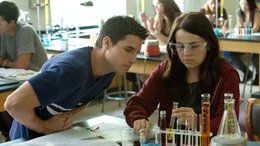 Im Gegenzug f&uuml;r Nachhilfe in Chemie, soll Wesley (Robbie Amell) Bianca (Mae Whitman) helfen, das unsch&ouml;ne "DUFF"-Label loszuwerden und ihren Schwarm Toby zu erobern.; Im Gegenzug f&uuml;r Nachhilfe in Chemie, soll Wesley (Robbie Amell) Bianca (Mae Whitman) helfen, das unsch&ouml;ne &bdquo;DUFF&ldquo;-Label loszuwerden und ihren Schwarm Toby zu erobern.
