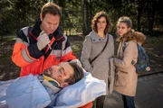 Dr. Haase (Fabian Harloff, l.) versorgt Stefan Menzel (Matthias Kelle, 2.v.l.), der im Beisein seiner Tochter Tara (Anna-Lena Schwing, r.) und Frau Annika (Anne Sch&auml;fer, 2.v.r.) von einem Wagen angefahren wurde.