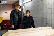 Henk Cassens (Maxim Mehmet) und S&uuml;her &Ouml;zl&uuml;g&uuml;l (Sophie Dal) schauen sich im Krematorium um. Ob sie nun noch weitere mysteri&ouml;se Leichenteile finden werden?