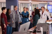 Chicago Med Staffel 10 Folge 15 Das geschockte Team wird informiert: Darren Barnet als Dr. John Frost, Marlyne Barrett als Maggie Lockwood, Oliver Platt als Dr. Daniel Charles, Lorena Diaz als Doris, S. Epatha Merkerson Sharon Goodwin, Steven Weber als Dr. Dean Archer Chicago Med Staffel 10 Folge 15 Das geschockte Team wird informiert: Darren Barnet als Dr. John Frost, Marlyne Barrett als Maggie Lockwood, Oliver Platt als Dr. Daniel Charles, Lorena Diaz als Doris, S. Epatha Merkerson Sharon Goodwin, Steven Weber als Dr. Dean Archer