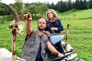 Svea (Paula Kalenberg) will sich mit dem Bergbauern Grusch (Tobias Ofenbauer) anfreunden.