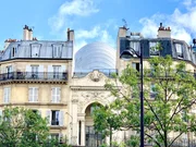 Eine Amöbe aus Aluminiumlamellen (Architekt: Renzo Piano) schiebt sich frech zwischen zwei altehrwürdige Haussmann-Wohnhäuser: Die Fondation Jérôme Seydoux-Pathé in Paris. Eine Amöbe aus Aluminiumlamellen (Architekt: Renzo Piano) schiebt sich frech zwischen zwei altehrwürdige Haussmann-Wohnhäuser: Die Fondation Jérôme Seydoux-Pathé in Paris.