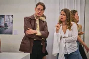Frau Gr&ouml;ner (Isabell Polak, M.) philosophiert mit einem Ausstellungsbesucher (Komparse, l.) &uuml;ber Kunst.