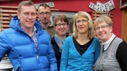 Monika (63, re.) und ihre Kinder Michael (37, 2.v.li.), Bettina (43, 3.v.re.) und Sabine (41, 2.v.re.) sind komplett &uuml;berfordert. Vor einem Jahr starb Monikas Mann Franz an Krebs und hinterlie&szlig; seiner Familie mehrere Schuppen, Garagen und R&auml;ume - alle randvoll mit Oldtimern und Autoersatzteilen. Um der Familie beim Verkauf der Sachen zu helfen, macht sich Tr&ouml;delexperte und Autoliebhaber Otto Schulte auf den Weg in den Hochschwarzwald. Tr&ouml;delprofi Otto Schulte (li.) kommt zur Unterst&uuml;tzung.