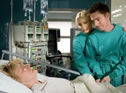 Gerda Rickert (Christine Schorn, links) hat die Operation &uuml;berstanden und ihr Sohn Jens (Martin Kluge) und seine Frau Jutta (Verena Klein) haben auch schon einen Plan, wie sie es gemeinsam schaffen werden.