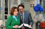 Bob (Chris Kattan, r.) steht Frankie (Patricia Heaton, l.) in schwierigen Momenten in der Arbeit zur Seite ...