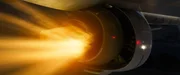 Die Passagiere auf der linken Seite sehen Flammen aus dem Triebwerk schie&szlig;en.