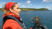 Die Gew&auml;sser rund um Schottland geh&ouml;ren zu den fischreichsten Europas. Die Hummer k&ouml;nnen bis zu hundert Jahre alt werden. Moderatorin Tamina Kallert mit einem Hummer, den sie wieder zur&uuml;ck ins Gew&auml;sser gibt.
