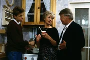 Sohn Andy (Hendrik Martz, l.) bei seiner Lieblingsbesch&auml;ftigung, dem Kochen. Mutter Hannelore (Maria Sebaldt, M.) unterst&uuml;tzt ihn dabei tatkr&auml;ftig. Eberhard Wichert (Stefan Orlac, r.) hat da nicht soviel Verst&auml;ndnis.