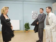 Dr. Roland Heilmann und Dr. J&uuml;rgen Leipold treffen Sarah Marquardt in festlicher Garderobe auf dem Flur.