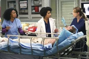 Pierce (Kelly McCreary) und Meredith (Ellen Pompeo) scheinen auch in Patientenfrage nicht einer Meinung zu sein, Dr. Stephanie Edwards steht zwischen den beiden. Pierce (Kelly McCreary) und Meredith (Ellen Pompeo) scheinen auch in Patientenfrage nicht einer Meinung zu sein, Dr. Stephanie Edwards steht zwischen den beiden.