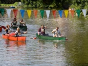 Die Kanuteams Otto Stein (Rolf Becker, linkes Boot, vorn) und Pia Heilmann (Hendrikje Fitz, linkes Boot, hinten) sowie Martin Stein (Bernhard Bettermann, rechtes Boot, vorn) und Roland Heilmann (Thomas Rühmann, rechtes Boot, hinten) liefern sich ein spannendes Rennen. Die Kanuteams Otto Stein (Rolf Becker, linkes Boot, vorn) und Pia Heilmann (Hendrikje Fitz, linkes Boot, hinten) sowie Martin Stein (Bernhard Bettermann, rechtes Boot, vorn) und Roland Heilmann (Thomas Rühmann, rechtes Boot, hinten) liefern sich ein spannendes Rennen.