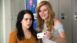 Wesleys zickige Ex Madison (Bella Thorne, re.) sabotiert Biancas (Mae Whitman, li.) Pl&auml;ne mit allen Mitteln..