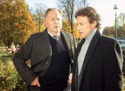 Schon seit Wochen werden Joggerinnen mit &auml;hnlicher Statur und Aussehen von einem Unbekannten angegriffen. Diesmal hat er sein Opfer get&ouml;tet. Warum? Kommissar Kehler (Wolfgang Bathke, li.) und Oberstaatsanwalt Kampen (Axel Pape) tauschen ihre ersten Einsch&auml;tzungen des Tathergangs aus.