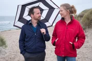 Kevin (Fabian Busch) und Bente (Katja Studt) kommen sich bei einem gemeinsamen Strandspaziergang n&auml;her.