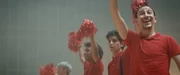 Micka&euml;l (Adrien M&eacute;nielle) ist Hals &uuml;ber Kopf verliebt. Um seine Herzensdame zu beeindrucken, tanzt er als m&auml;nnlicher Cheerleader in der Sporthalle der Derby Girls.