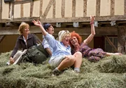 P&auml;uschen auf dem Heuwagen: Noch sind die pilgernden Freundinnen Caroline (Ulrike Kriener, li.), Estelle (Nina Hoger, re.), Eva (Saskia Vester, vorne) und Judith (Inka Friedrich) bester Laune.