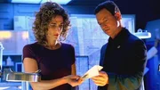 Neben dem Opfer wurde eine handgezeichnete Karte gefunden. Detective Stella Bonasera (Melina Kanakaredes) und Detective Mac Taylor (Gary Sinise) versuchen sie zu entschlüsseln. Neben dem Opfer wurde eine handgezeichnete Karte gefunden. Detective Stella Bonasera (Melina Kanakaredes) und Detective Mac Taylor (Gary Sinise) versuchen sie zu entschlüsseln.