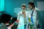 Filipa (Anja Knauer) und Daniel (Tobias Licht) lassen im Labor der Klinik von Sarah das Blut der Patientin Tania untersuchen. Filipa (Anja Knauer) und Daniel (Tobias Licht) lassen im Labor der Klinik von Sarah das Blut der Patientin Tania untersuchen.