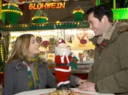 MDR Fernsehen IN ALLER FREUNDSCHAFT FOLGE 331, "Ihr Kinderlein kommet", am Mittwoch (26.06.13) um 11:45 Uhr. Arzu Ritter (Arzu Bazmann, links) und Philipp Brentano (Thomas Koch, rechts) schlendern auf der Suche nach Weihnachtsgeschenken f&uuml;r die Eltern &uuml;ber den Weihnachtsmarkt.