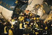 Die Rettungsdienste entfernen einen Passagier aus British Midland Flug 92, einer Boeing 737-400.