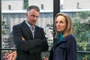 Ralf Krosinski (Andr&eacute; R&ouml;hner) und Hauptkommissarin Karin Reuter (Sissy H&ouml;fferer).