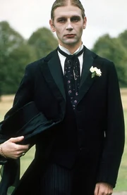 Was weiß der exzentrische Dennis Rainbird (Richard Cant) über den Mord an der ehemaligen Lehrerin Emily Simpson? Was weiß der exzentrische Dennis Rainbird (Richard Cant) über den Mord an der ehemaligen Lehrerin Emily Simpson?