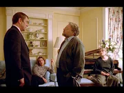 Inspector Barnaby (John Nettles, l.) befragt den Hausarzt von Emily Simpson, Dr. Lessiter (Bill Wallis, M.), dessen zweite Frau Barbara (Diana Hardcastle, 2.v.l. sitzend) und seine Tochter Judy (Jessica Stevenson, r.) nach ihren Alibis. Inspector Barnaby (John Nettles, l.) befragt den Hausarzt von Emily Simpson, Dr. Lessiter (Bill Wallis, M.), dessen zweite Frau Barbara (Diana Hardcastle, 2.v.l. sitzend) und seine Tochter Judy (Jessica Stevenson, r.) nach ihren Alibis.