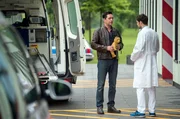 Philipp (Thomas Koch, l.), ist extra nach Erfurt gefahren, um Max' Teddy zu holen. Vor der Klinik trifft er Niklas (Roy Peter Link, r.). Philipp (Thomas Koch, l.), ist extra nach Erfurt gefahren, um Max' Teddy zu holen. Vor der Klinik trifft er Niklas (Roy Peter Link, r.).
